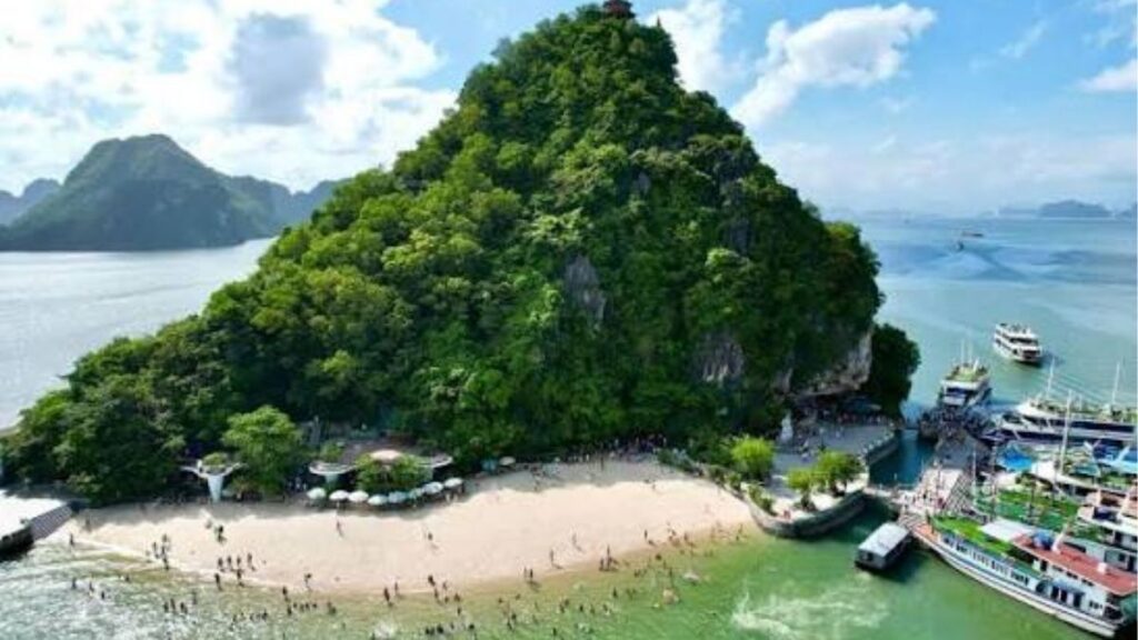 Đảo Ti Tốp và vịnh Hạ Long vào mùa hè