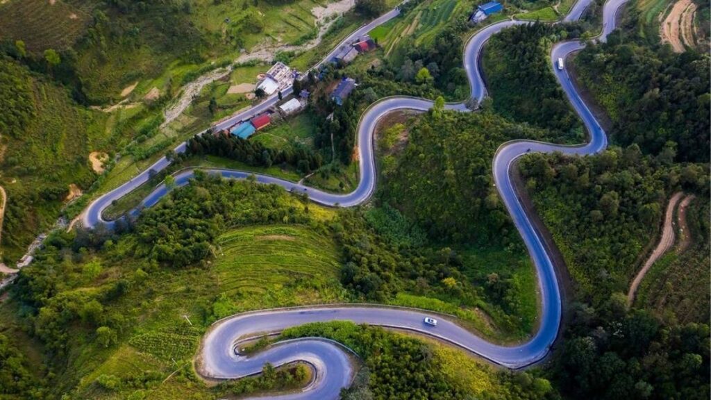 Đèo Mã Pí Lèng nhìn xuống sông Nho Quế