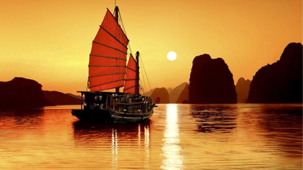 Du thuyền trên vịnh Hạ Long vào tháng 9 đến tháng 11
