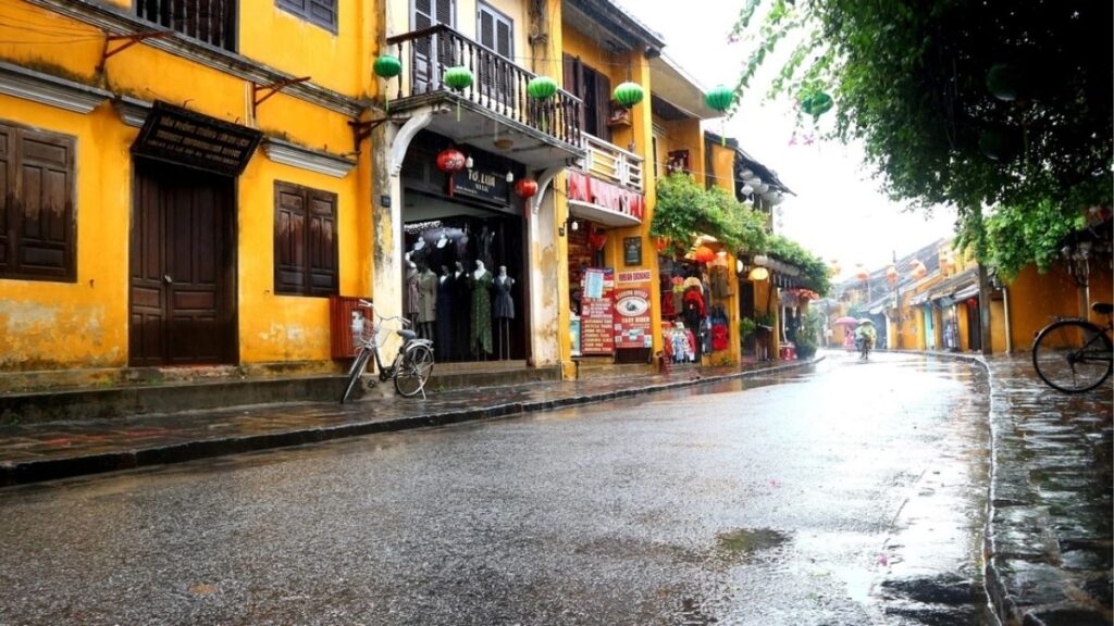 Phố cổ Hội An trong mùa mưa cuối năm