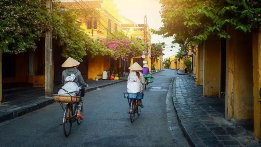 Phố cổ Hội An vào tháng 4 trong thời tiết nắng đẹp