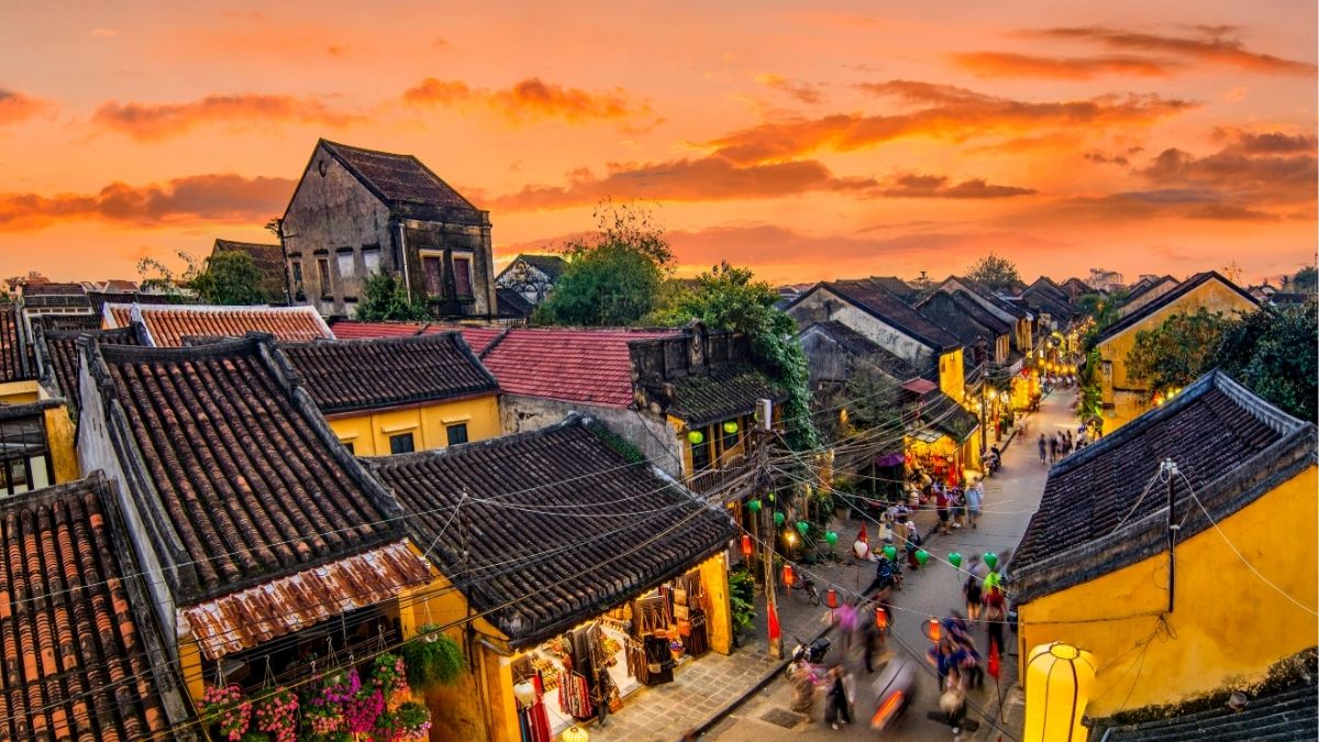 Phố cổ Hội An trong buổi sáng nắng nhẹ