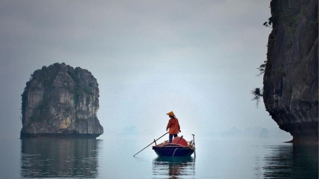 Vịnh Hạ Long trong sương mù mùa đông
