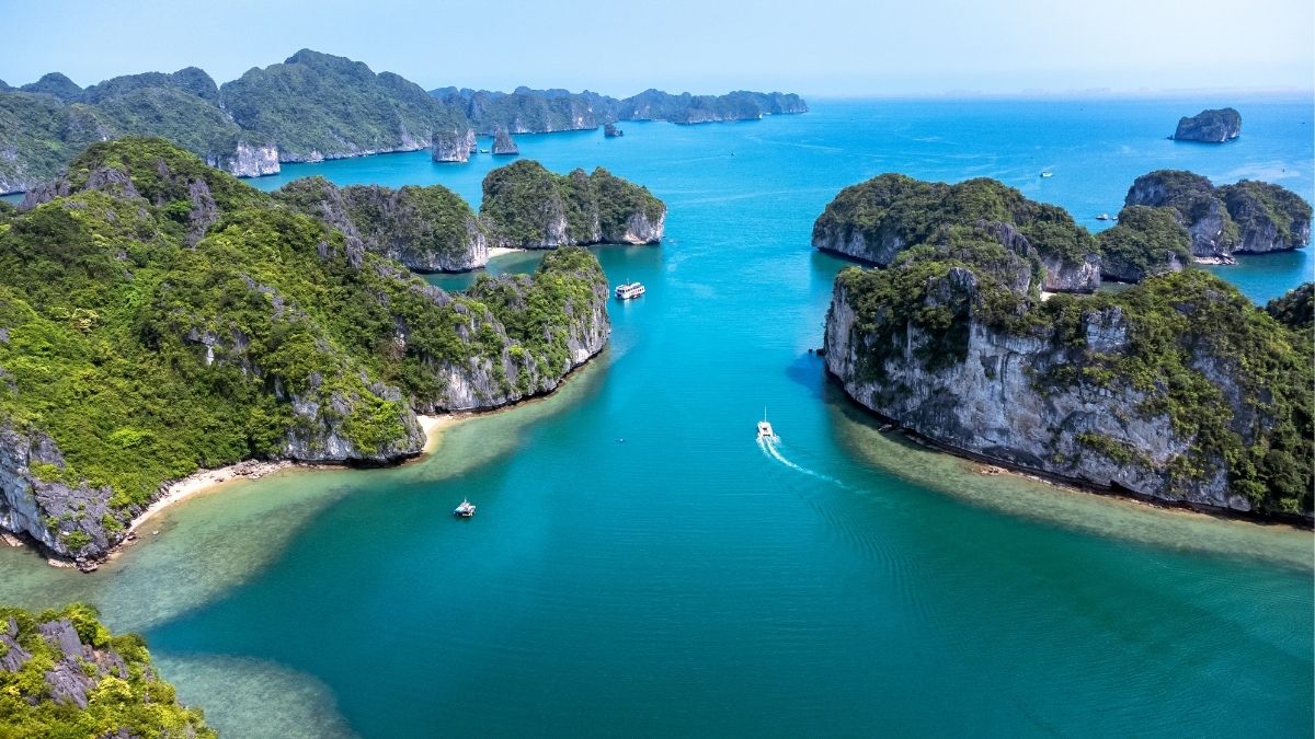 Vịnh Hạ Long nhìn từ trên cao trong ngày nắng đẹp