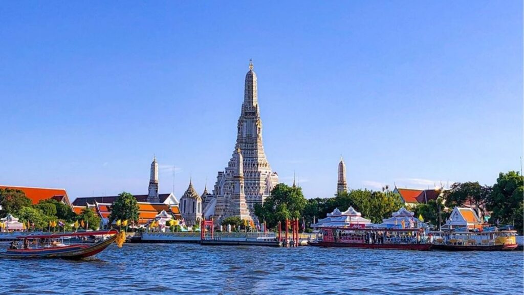 Wat Arun nhìn từ sông Chao Phraya Bangkok
